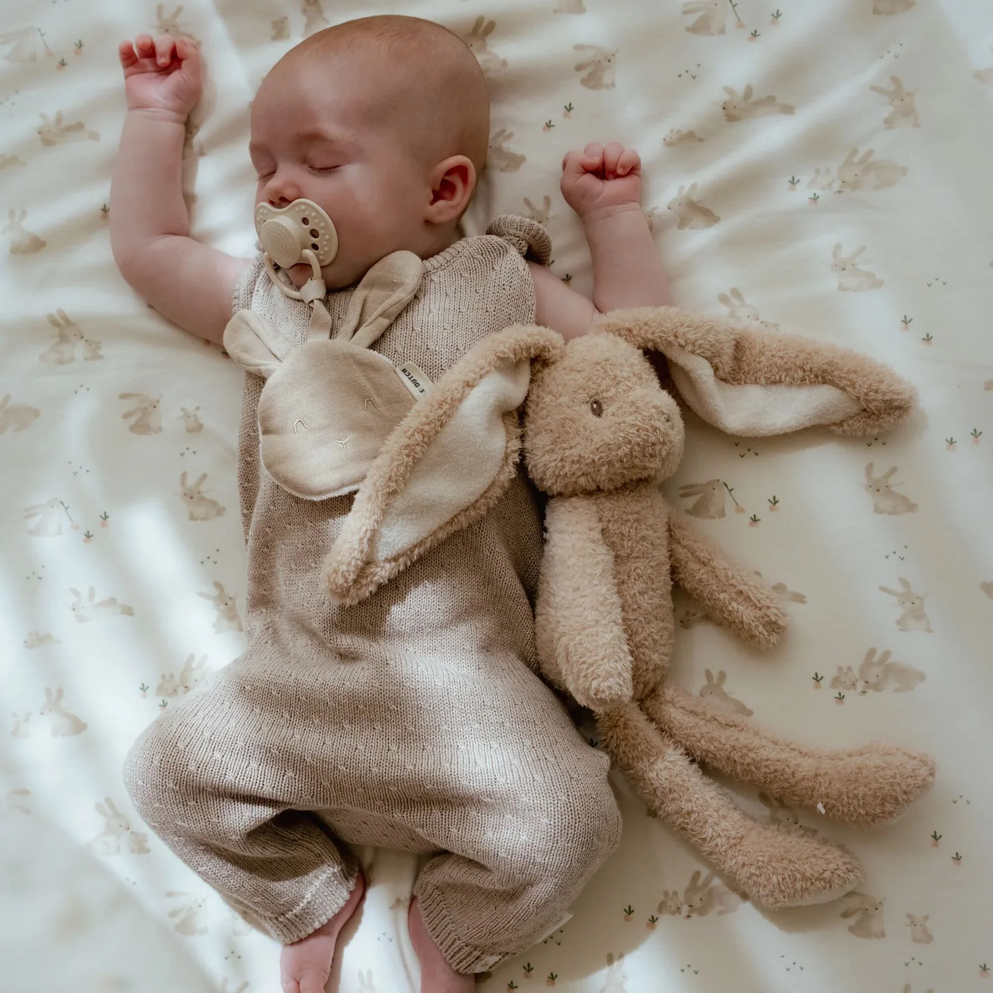 Doudou attache-tétine en gaze de coton lapin - Baby Bunny-Little Dutch – Image 2